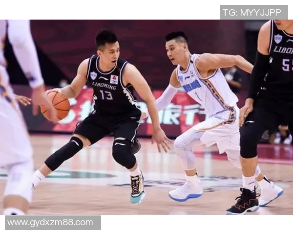 南京同曦与上海男篮激战正酣谁将赢得这场精彩对决